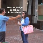 Pozri sa, aká je za tebou krásna žena