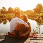 casal-se-abracando-olhar-para-o-lago_1153-1338