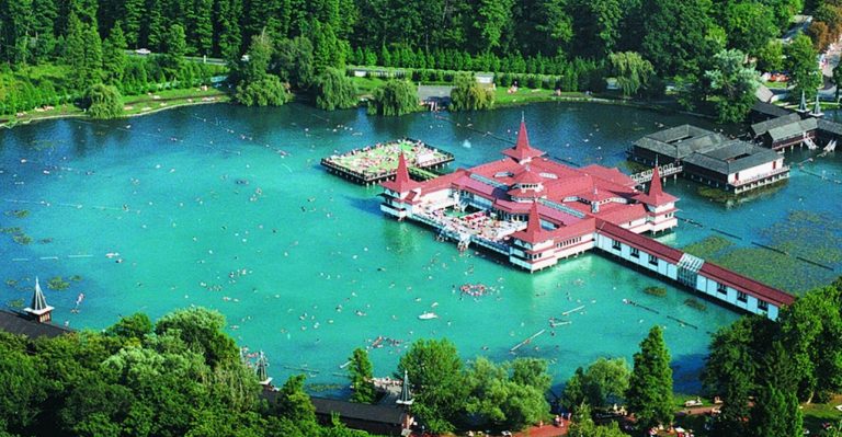 Najväčšie termálne jazero v Európe máme len na skok od Slovenska. Pozrite sa, čo ukrýva!