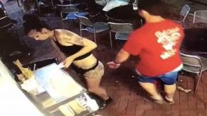 Odvážna čašníčka sa nenechala obťažovať. Muž ju tľapol po zadku, ale nečakal čo urobí