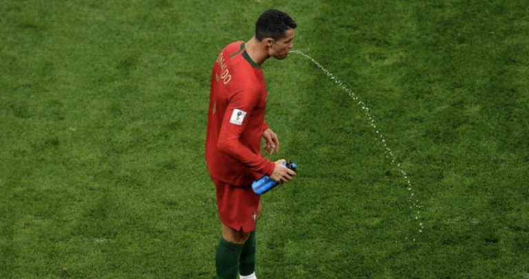 Prečo futbalisti počas zápasu vypľúvajú vodu? Majú na to jednoduchý dôvod