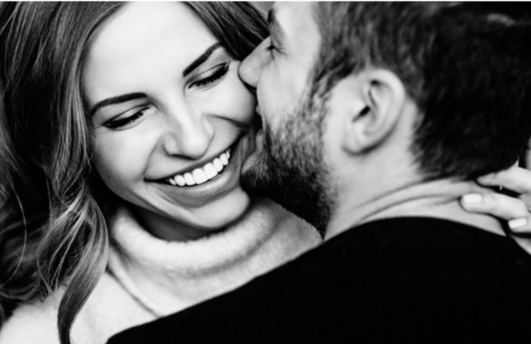 3 jednoduché spôsoby, aby sa do vás muž zaľúbil. Nemusíte mať ani vypracované telo