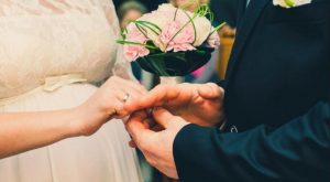 Posmievala sa obéznej žene pri výbere svadobných šiat, potom majiteľ salónu urobil niečo úžasné!