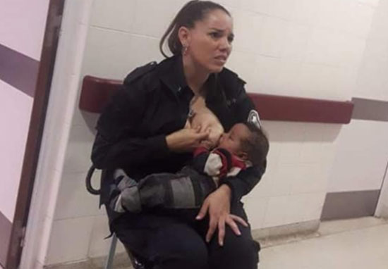 Policajtka dojčila v nemocnici dieťa, ktoré všetci lekári ignorovali. Za jej čin ju povýšli