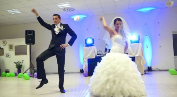 Novomanželia zo Slovenska ukázali celému svetu, ako má vyzerať prvý svadobný tanec. Pozerám s otvorenými ústami, ako to urobili