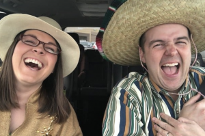 Najsilnejšie vzťahy sú tie, v ktorých si vedia partneri vystreliť sami zo seba. To ale nie je všetko