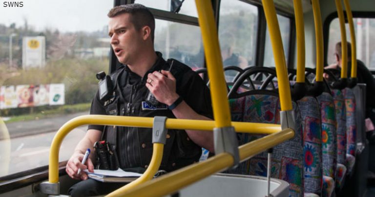 Policajti jazdia v autobusoch a lovia vodičov, ktorí sedia za volantom s mobilnými telefónmi