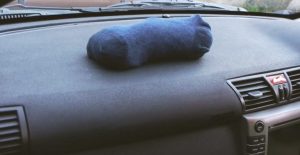 Všetci sa mu smiali, keď nechával počas zimy v aute ponožky. Teraz robia všetci to isté