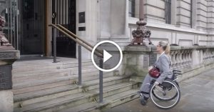 Nemohla sa dostať do budovy po schodoch.To, čo nasledovalo, vám vezme všetky slová z úst!