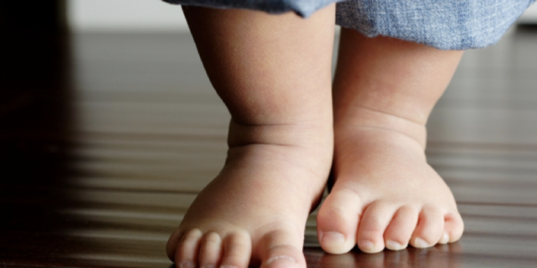 Lekári prezradili, prečo by naše deti mali chodiť viac naboso