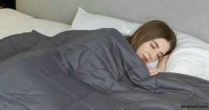 Žena v priebehu jedného týždňa spala pod ťažkým paplónom. Takto to zmenilo jej život