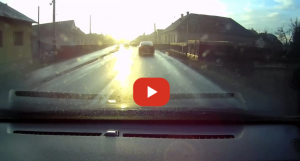 Bezohľadná jazda slovenského vodiča v obci rozhnevala každého. Vošiel do protismeru a na chodník