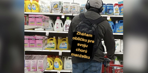 Tento muž chodí všade s oznamom na svojom chrbte. Hľadá darcu obličky pre svoju chorú manželku. Tu je jeho príbeh