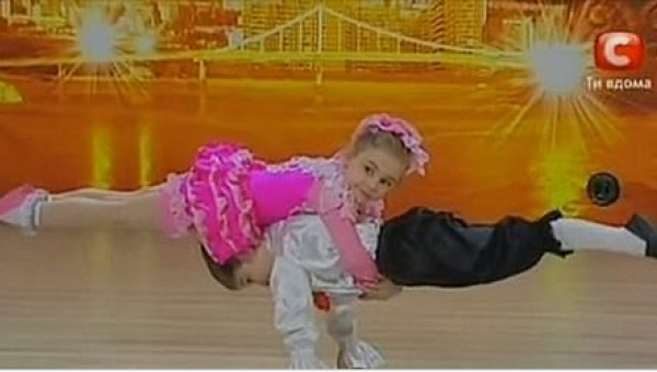 Najskôr si publikum myslelo, že tieto deti budú roztomilo tancovať. Už za okamih Karina a Yura predviedli, čo všetko dokážu!