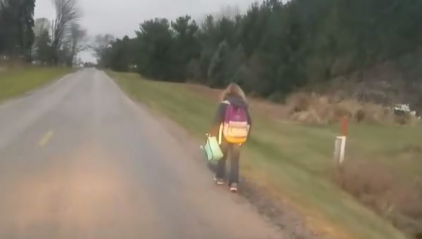 Jeho dcéra šikanovala spolužiakov. Nechal ju preto kráčať 8 km pešo do školy