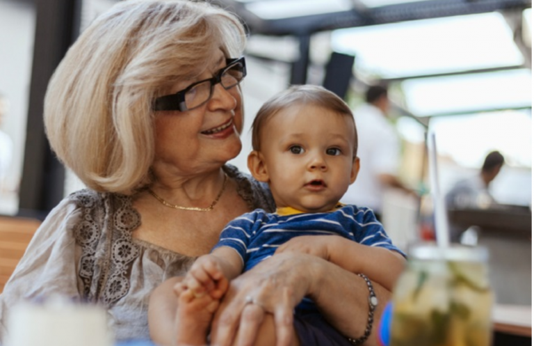 Vedci dokázali, že stará mama z matkinej strany je najdôležitejšou osobou v živote dieťatka. Toto je dôvod