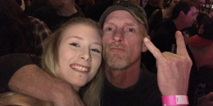 Toto sa vás dotkne: Dcéra pomocou znakovej reči ukazovala svojmu nepočujúcemu otcovi text pesničiek, ktoré odzneli na koncerte