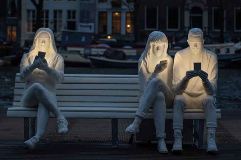 Sochy v Amsterdame ukázali mrazivú pravdu o našej spoločnosti. Všimli ste si tohto detailu?