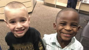 Najlepší kamoši chceli prekabátiť učiteľku a ostrihali sa narovnako. Internet si ich zamiloval