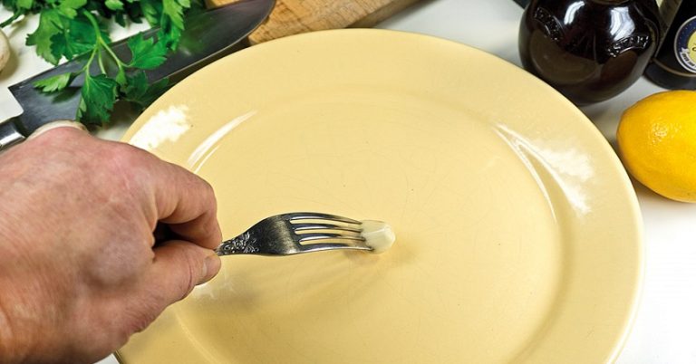 Viete prečo, by ste si mali trieť cesnak na tanier? Na tento trik už skoro každý zabudol, ale je super