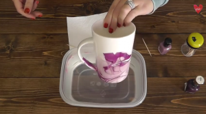 Urobte si doma jedinečný a farebný pohár vďaka laku na nechty