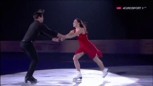Pozrite sa, čo sa stane, keď vstúpi dvojica korčuliarov na ľad a začne hrať pesnička od Eda Sheerena