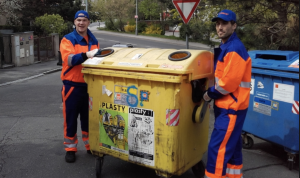 Chcete kráľovský plat?  Pracujte ako smetiar! V Bratislave má vodič smetiarského auta super výplatu.
