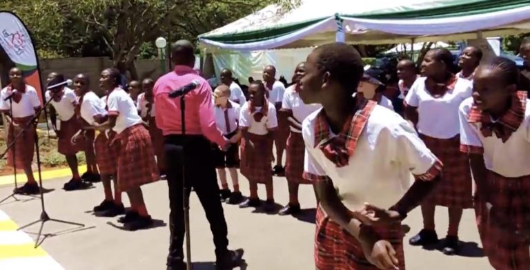 Deti z africkej školy spievali ľudovú pieseň Tancuj, tancuj, vykrúcaj, vykrúcaj 