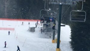 Chlapec visel z lanovky no zachránili ho jeho kamaráti. Reagovali tak rýchlo, že sa nestačili čudovať