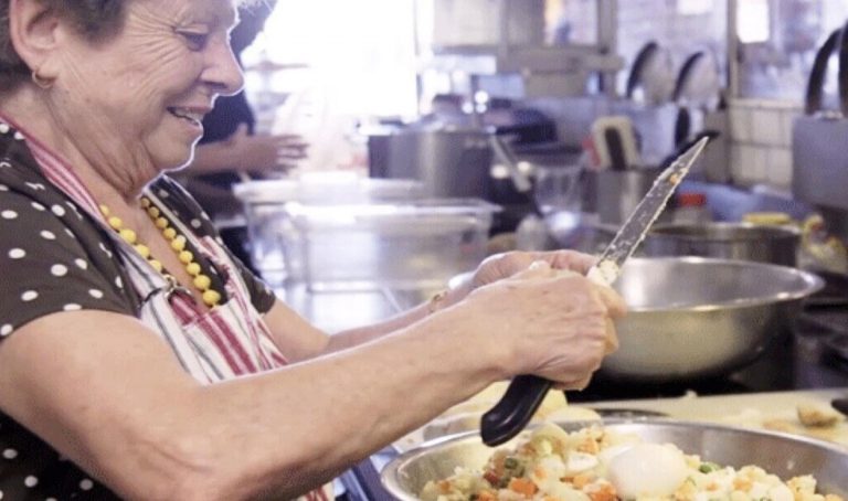 Reštaurácia zamestnáva babičky, ktoré varia tradičné „domáce“ jedlo a vďaka tomu si získala obrovskú popularitu