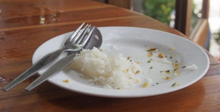 Lekári varujú: Nejedzte ryžu zo včera. Môže byť pre vaše telo nebezpečná