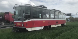 Električka sa ocitla na diaľnici D1. Niekto ju tam zabudol