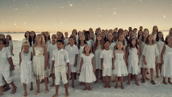 Detský spevácky zbor spieva pieseň populárnej speváčky – nemôžeme prestať počúvať tie anjelské hlasy!