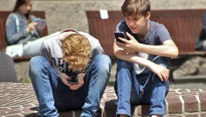 Francúzsko zakázalo používanie telefónov na školách u všetkých detí mladších ako 15 rokov