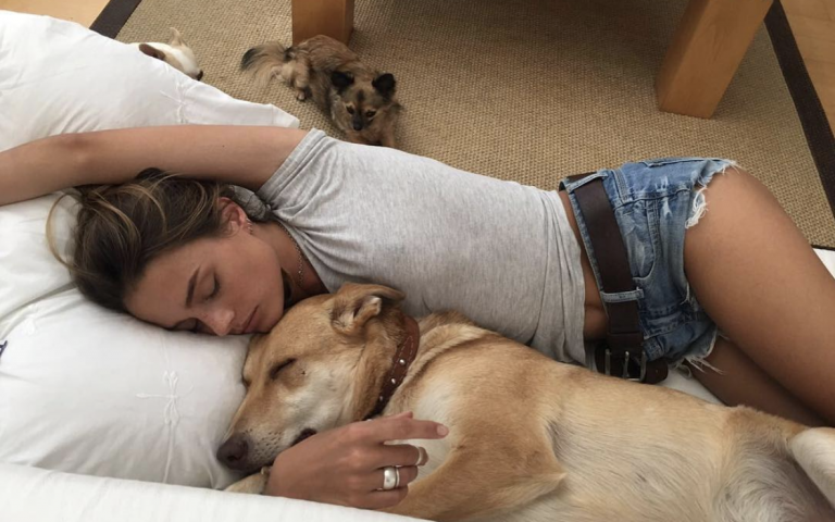 Podľa štúdie sa ženám spí lepšie vedľa psov ako vedľa mužov