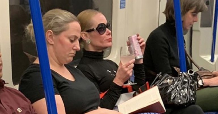 Žena si v metre naliala ružový gin priamo do skleneného pohára. Na internete sa stala hviezda