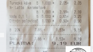 Voda a citrón sa v kaviarni v Bratislave účtuje zvlášť. Káva tam výjde omnoho lacnejšie.