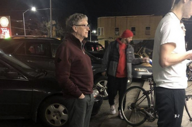 Muž, ktorý stojí v rade na hamburger, je Bill Gates. Takto žijú bohatí ľudia!