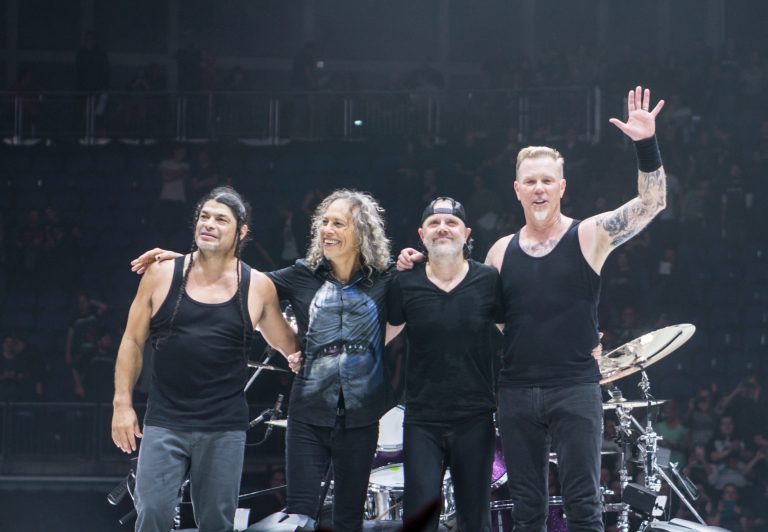Video: Metallica v Prahe na koncerte zaspievala „Jožina z Bažin“. Až 70 000 fanúšikov si spievalo s nimi