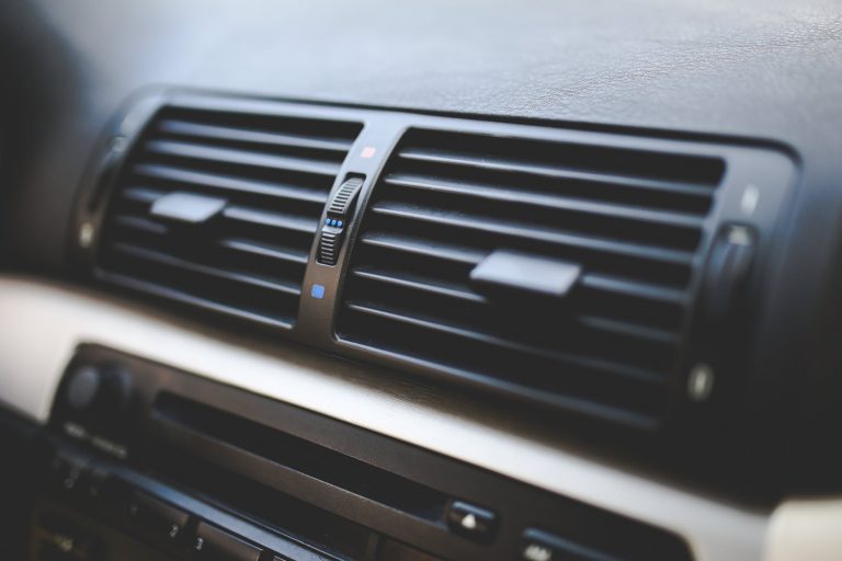 Ak vaše auto stálo pod horúcim slnkom, tu je 1 trik na rýchle ochladenie