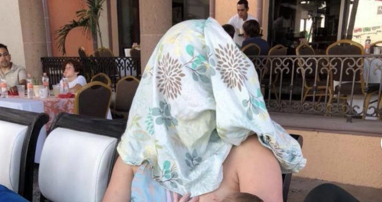 Okoloidúci dojčiacu mamičku okríkli, aby sa zakryla. Tá urobila niečo, čo nikto nečakal