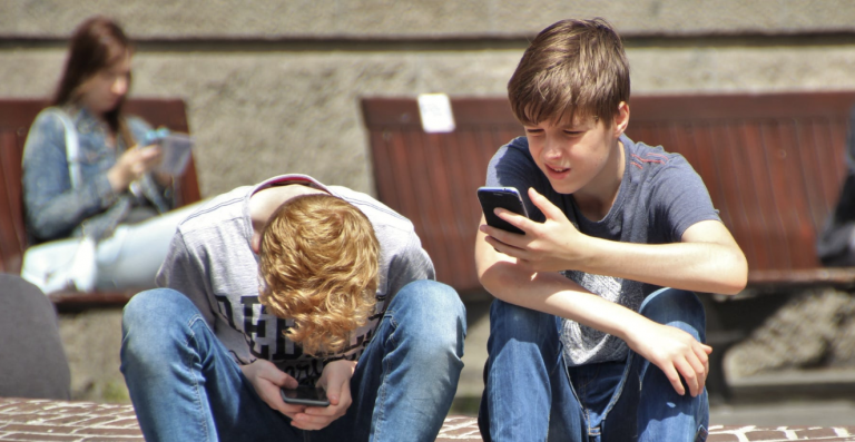 5 dôvodov, prečo by ste sa nemali pozerať do mobilov v blízkosti vašich detí