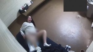 Rodiacej väzenkyni prišli na pomoc až po piatich hodinách v bolestiach. Právnici uverejnili video