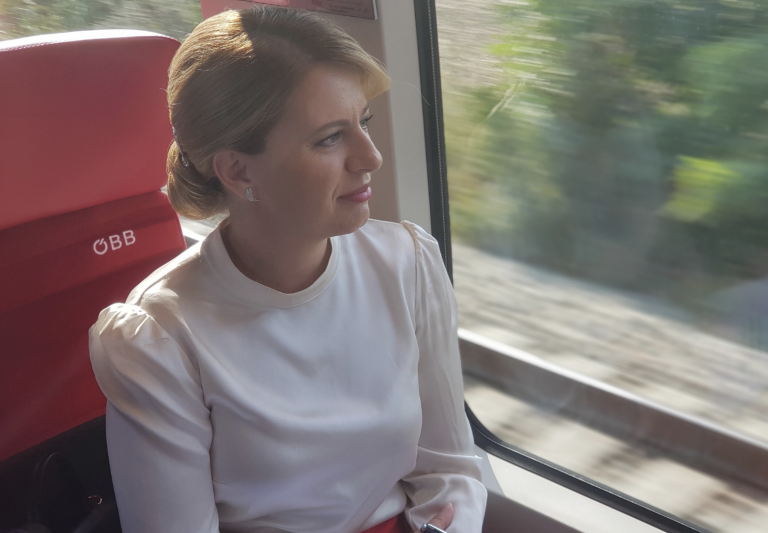 Zuzana Čaputová cestovala na oficiálnu návštevu vlakom. Bojuje za ochranu životného prostredia.