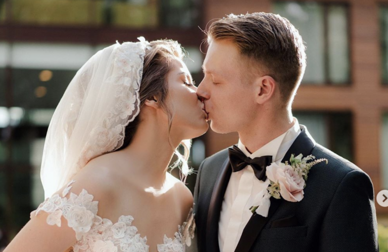 Známa slovenská blogerka si na svoju anglickú svadbu obliekla dokonalú róbu