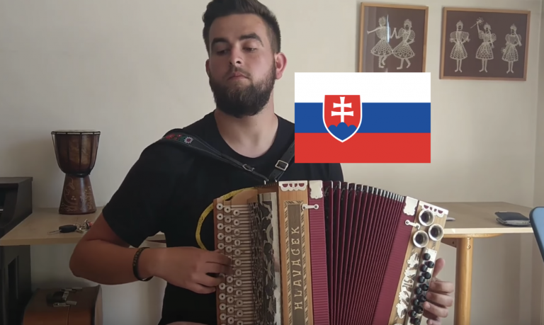Talentovaný mladý Slovák hrá Despacito, ABBU či Hej, Sokoly na heligónke!