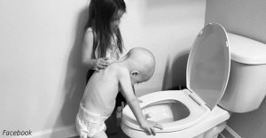 Srdcervúce fotografie: Sestra utešuje chorého brata, ktorý zápasí s leukémiou