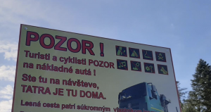 Tabuľa, ktorá sa objavila v Tatrách rozhorčila ľudí: „Ste tu na návšteve, TATRA JE TU DOMA.“