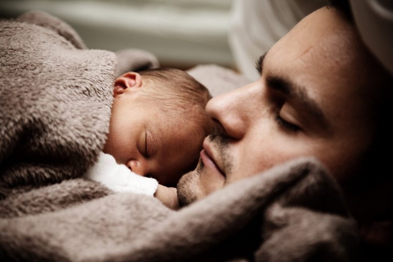 11 spôsobov ako si otcovia môžu vytvoriť puto so svojimi deťmi, aj keď ich nenosili „pod srdcom“ 9 mesiacov