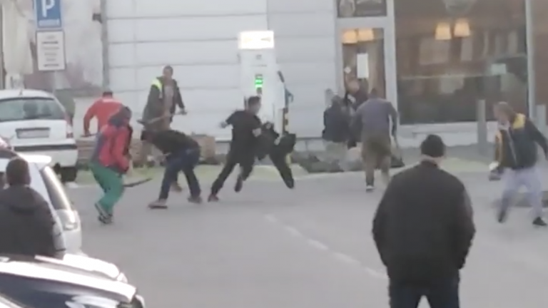 Video: V Malackách sa muži bili hlava nehlava lopatami! Muž padol nehybne na zem